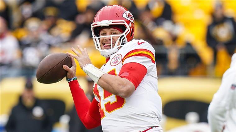 Chiefs-Quarterback Patrick Mahomes verbringt Weihnachten mit einem Football.