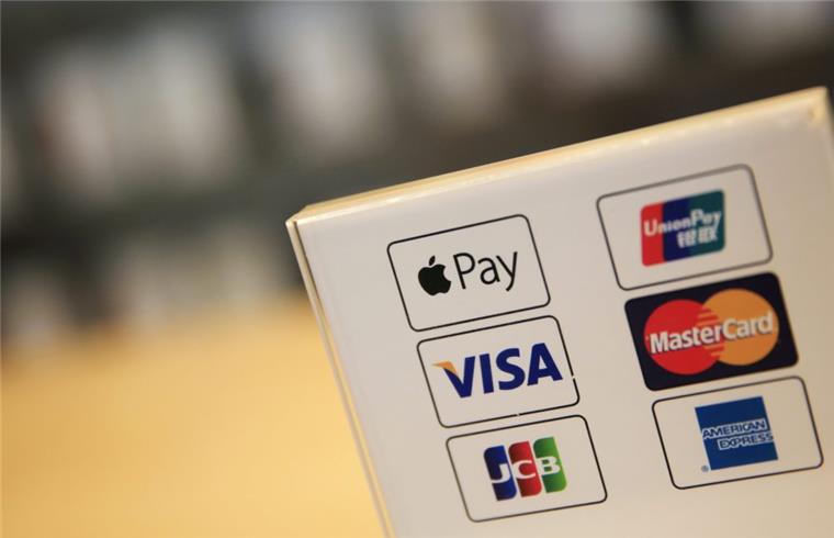 "Apple Pay": Bezahlen mit dem Smartphone möglich China: Ein Apple Pay Service Logo wird zusammen mit anderen wichtigen Logos für Zahlungsdienste an einer Kasse in einem Apple Store angezeigt.