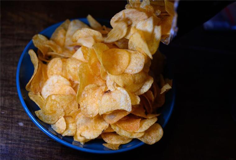 Chips sind noch immer Deutschlands liebster Knabberspaß. Gesund sind sie eh nicht. Aber Schadstoffe sollten dennoch nicht enthalten sein.
