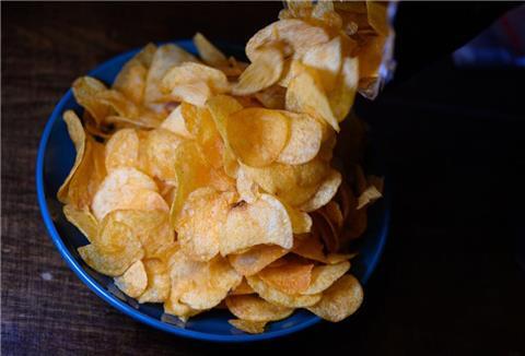 Chips sind noch immer Deutschlands liebster Knabberspaß. Gesund sind sie eh nicht. Aber Schadstoffe sollten dennoch nicht enthalten sein.