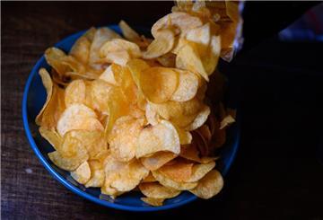 Chips sind noch immer Deutschlands liebster Knabberspaß. Gesund sind sie eh nicht. Aber Schadstoffe sollten dennoch nicht enthalten sein.