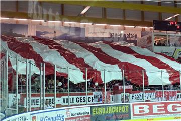 Choreografie der Pinguins-Fans vor dem ersten Bully.