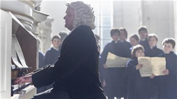 Chorprobe in der Thomaskirche: Der umstrittene Komponist und Kantor Johann Sebastian Bach (Devid Striesow) an der Orgel.