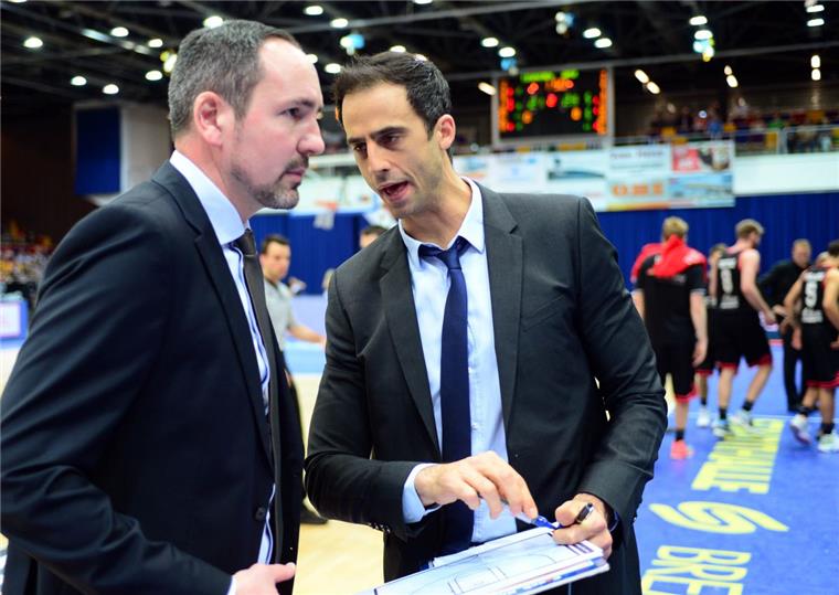 Chris Harris bleibt den Eisbären als Co-Trainer erhalten Chris Harris (rechts) wird auch in der kommenden Saison an der Seite von Eisbären-Cheftrainer Sebastian Machowski wirken. Foto Scheer