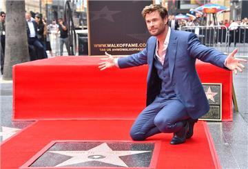 Chris Hemsworth mit seinem Stern auf dem Hollywood Walk of Fame.