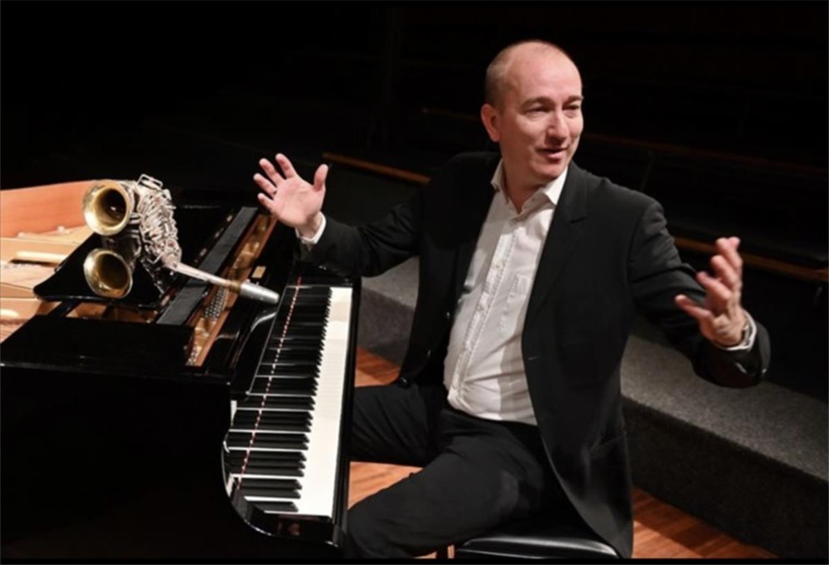 Thieles Garten: Swing mit Chris Hopkins & Friends Chris Hopkins zählt zu den renommierten Musikern der internationalen Jazzszene.