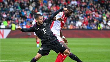 Chrislain Matsima (r) wechselt zum FC Augsburg.
