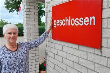 Schild "Geschlossen" an Apotheke in Bad Bederkesa