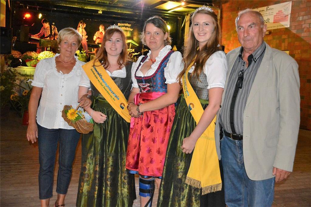 Christa Graff (von links), Prinzessin Katharina, Königin Lisa und Reinhard Graff nehmen Anita Prydzuhn gerne in ihre Mitte, die passend zum Anlass im schicken Dirndl zum Oktoberfest in Bad Bederkesa gekommen ist.