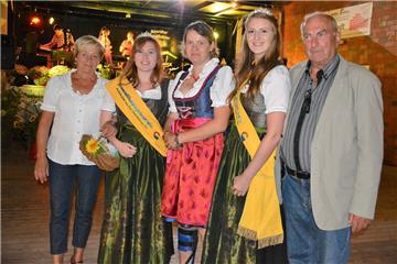 Christa Graff (von links), Prinzessin Katharina, Königin Lisa und Reinhard Graff nehmen Anita Prydzuhn gerne in ihre Mitte, die passend zum Anlass im schicken Dirndl zum Oktoberfest in Bad Bederkesa gekommen ist.