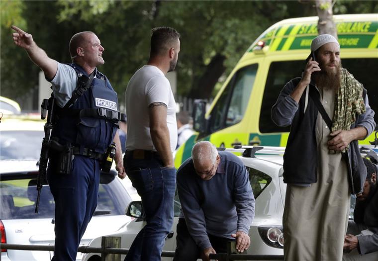 Christchurch: Ein Polizist versucht den Bereich nahe einer Moschee zu räumen. 