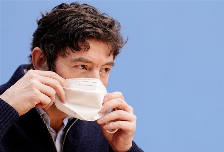 Corona: Drosten glaubt nicht an infektionsfreien Sommer Christian Drosten , Direktor des Instituts für Virologie an der Charité Berlin, setzt sich seine FFP2-Maske in der Bundespressekonferenz zur aktuellen Corona-Lage auf.