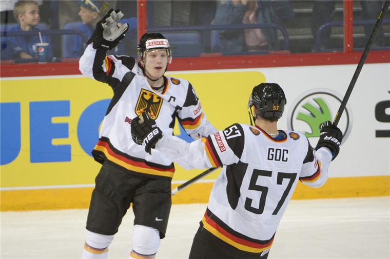 Eishockey-WM: NHL-Routinier Ehrhoff als Leitwolf Christian Ehrhoff (links) will auch bei der WM in Russland wieder häufig mit seinen Nationalmannschaftskollegen jubeln.