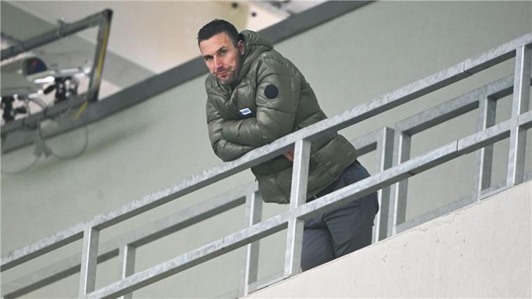 Christian Eichner durfte wegen einer Sperre nicht auf der KSC-Bank Platz nehmen.