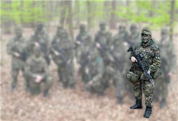 Christian Heske ist einer der ersten zwölf Zivilisten, die sich schon seit bald einem Jahr für die Heimatschutzkompanie Bremerhaven der Bundeswehr ausbilden lassen.