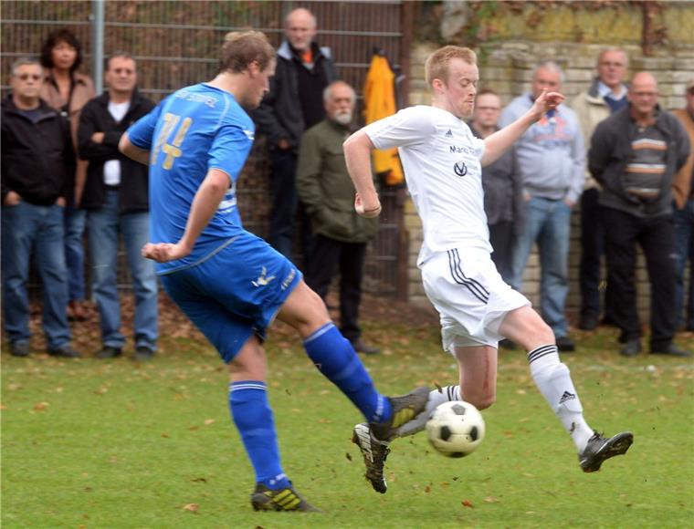 Kreisliga-Krimi: MTV Bokel oder TSV Stotel - wer packt's? Christian Holldorf (rechts), hier im Zweikampf mit Stotels Eike Brandt, reicht im Spitzenspiel bereits ein Unentschieden.