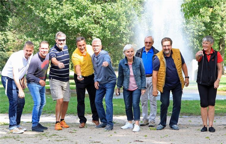 Christian Lange (links) von Pro Zeven und einige Mitstreiter probieren fürs Foto schon mal die neue alte Boulebahn im Zevener Stadtpark aus. Wer mitspielen möchte, schaut einfach vorbei.