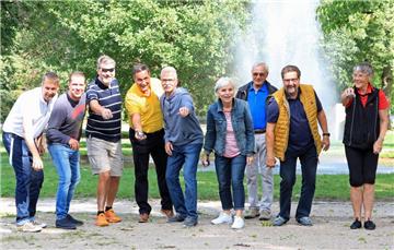 Christian Lange (links) von Pro Zeven und einige Mitstreiter probieren fürs Foto schon mal die neue alte Boulebahn im Zevener Stadtpark aus. Wer mitspielen möchte, schaut einfach vorbei.