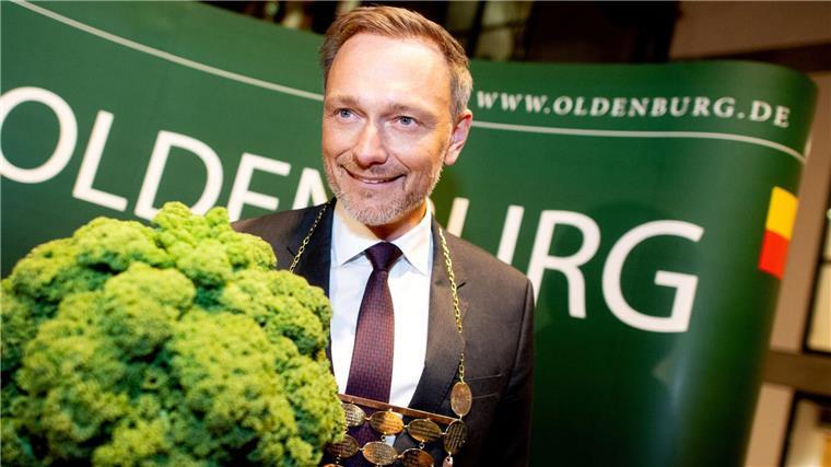 Lindner tritt als Grünkohlkönig ab: Nachfolger Pistorius? Christian Lindner (FDP), Bundesfinanzminister, trägt eine Kohlkette und hält eine Grünkohlpflanze, auch bekannt als „Oldenburger Palme“, in den Händen.