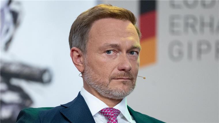 Lindner kritisiert Bremer Regierung für Klimaschutzpaket Christian Lindner (FDP), Bundesminister der Finanzen, schaut in die Kamera.