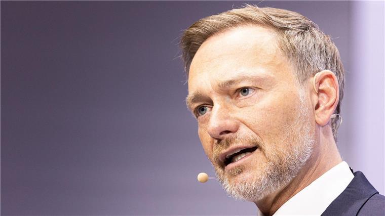 Christian Lindner (FDP), Bundesminister der Finanzen, spricht beim Deutschen Sparkassentag.