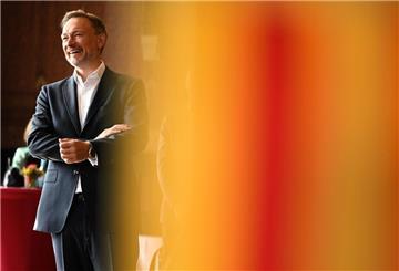 Christian Lindner (FDP), Kohlkönig und Bundesfinanzminister, besucht das alte Rathaus in Oldenburg.