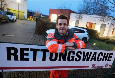 Christian Manshen beginnt seine 12-Stunden-Schicht in der Rettungswache.