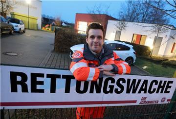 Christian Manshen beginnt seine 12-Stunden-Schicht in der Rettungswache.