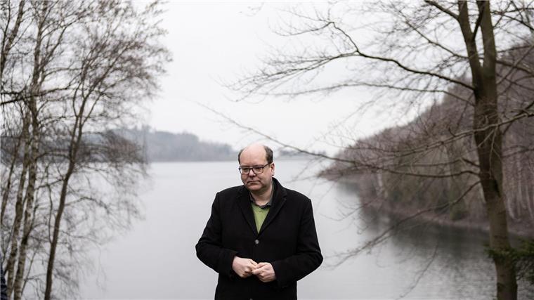 Christian Meyer, Niedersächsischer Minister für Umwelt, steht an einem Ufer der Granetalsperre.