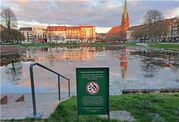 Christian Neuhäuser hat dieses Foto bei Facebook veröffentlicht. Entstanden ist es Anfang April. Der Algenteppich ist deutlich zu erkennen.