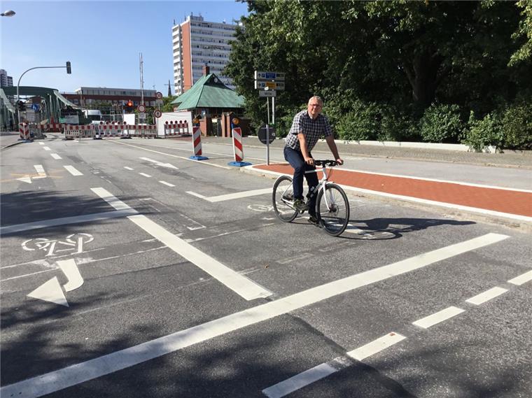 Christian Peters vom ADFC demonstriert eine der Neuerungen an der Ludwigstraße, die im Sinne des Radverkehrskonzeptes in Bremerhaven umgesetzt wurde: Radfahrer halten jetzt vor den Autos an der Ampel und sind so sicherer.