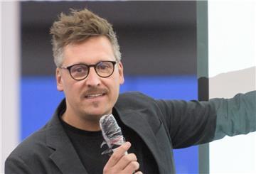 Christian Scheler von der Firma Argus Stadt und Verkehr Partnerschaft hat beim Zukunftscamp Innenstadt verschiedene Möglichkeit zur Mobilität in Bremerhaven skizziert.