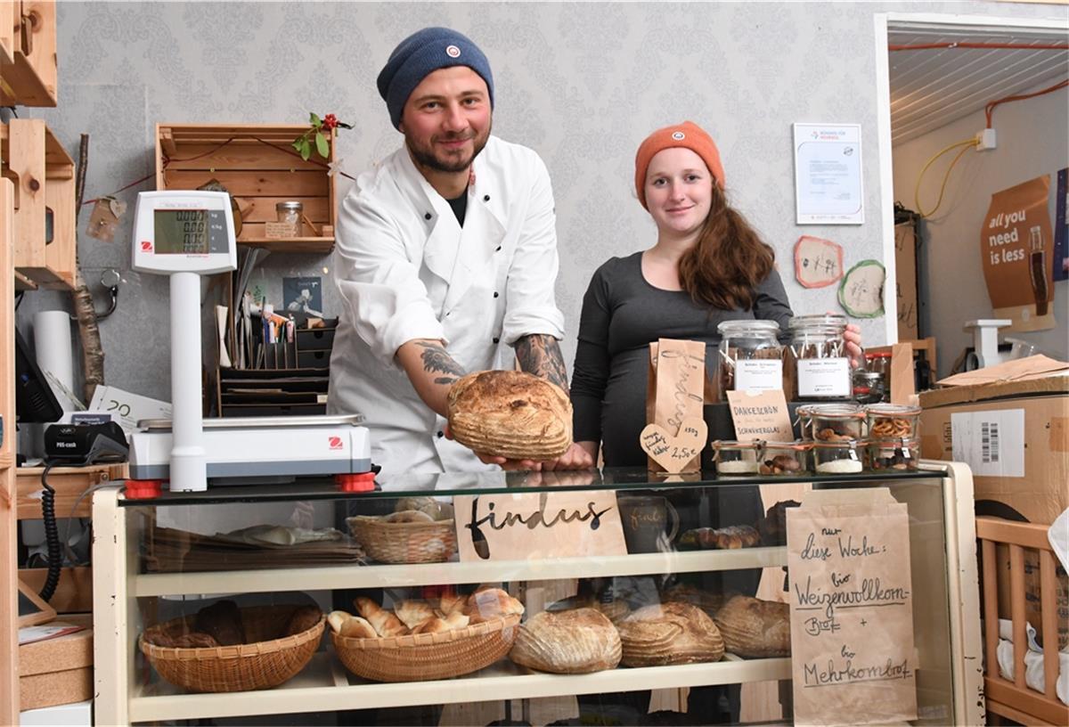 Bremerhaven: Holzofenbrot vom Hinterhof Christian und Fiona Brinker bieten ihr frisches Holzofenbrot im Lädchen „Glückswinkel“ in der Alten Bürger in Bremerhaven an.