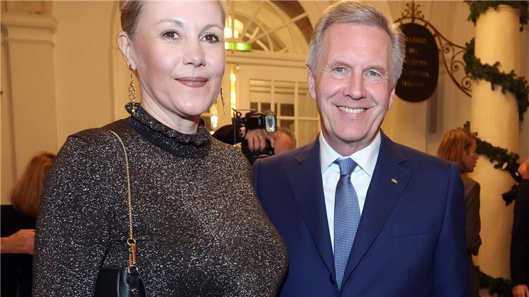 Christian Wulff, ehemaliger Bundespräsident, steht mit seiner Frau Bettina Wulff bei der Geburtstagsfeier für Musikproduzent Mandoki.
