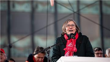 Christiane Benner spricht während einer Kundgebung im Rahmen des Aktionstags für einen Brückenstrompreis.