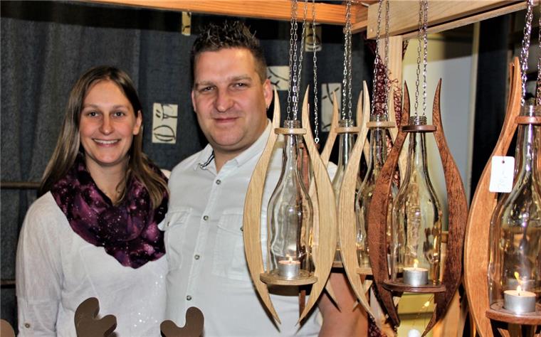 Christiane und Thomas Nemeyer aus Rodenkirchen präsentierten ihre selbstgemachten Leuchten für  Teelichter.