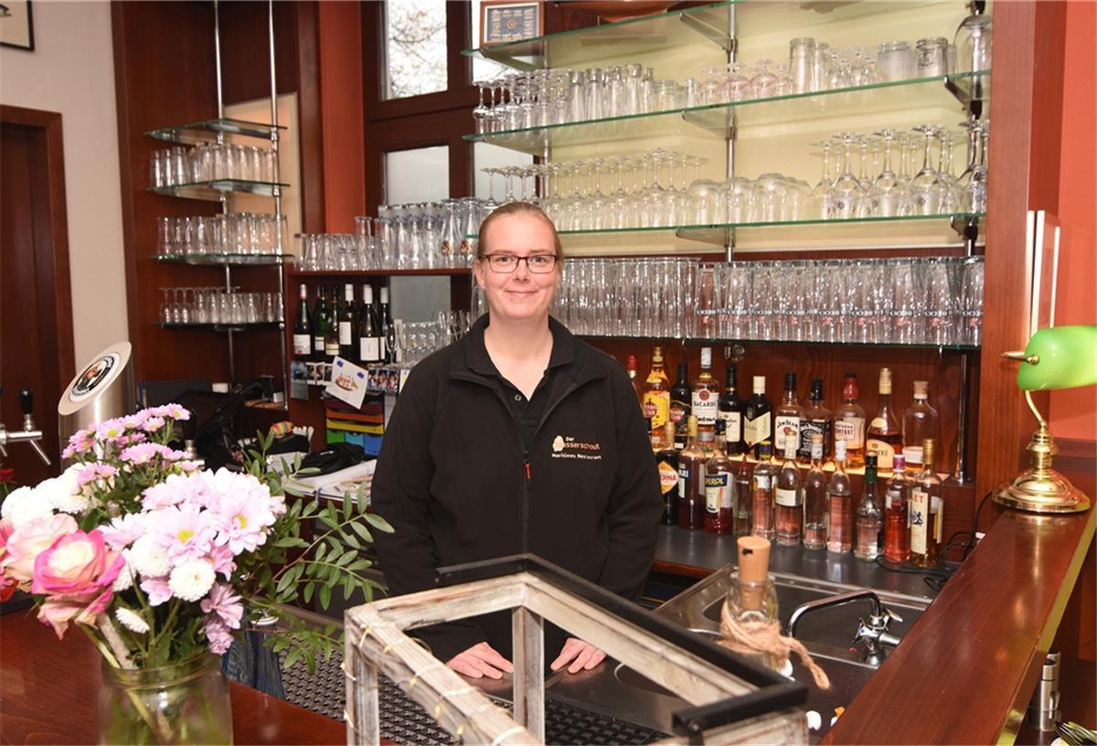 Grünkohl mit Rotbarsch Christin von der Lieth hinter dem Thresen vom Restaurant Wasserschout.
