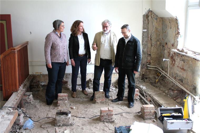 Christina Bonke (von links), Amtsleiterin Gebäudemanagement beim Landkreis, und Museumsleiterin Ellen Horstrup besprechen mit Bauforscher Jürgen Padberg und Architekt Burghard Grote Details der demnächst anstehenden Sanierung des Bachmann-Museums in Bremervörde.