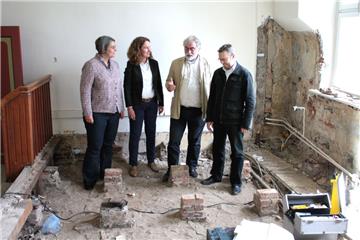 Christina Bonke (von links), Amtsleiterin Gebäudemanagement beim Landkreis, und Museumsleiterin Ellen Horstrup besprechen mit Bauforscher Jürgen Padberg und Architekt Burghard Grote Details der demnächst anstehenden Sanierung des Bachmann-Museums in Bremervörde.
