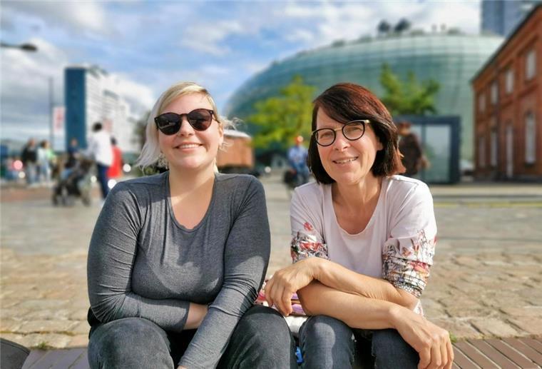 Christina Klöpper (rechts) und ihre Tochter Carla vor dem Klimahaus in Bremerhaven.