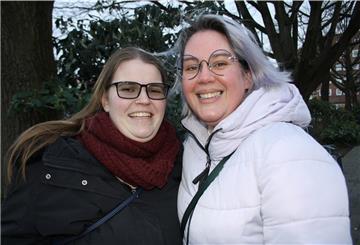 Christina (links) und Nina Morgenroth (rechts) leiten gemeinsam mit ihrer Freundin Bianca die „Moppelmöwen“.