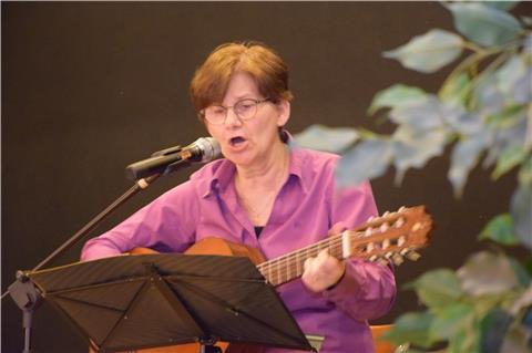 Christina Schmidt aus Eitzte sang beim "Tag der Senioren" in Selsingen Volkslieder, alte Schlager und Songs von Liedermachern wie Hannes Wader.