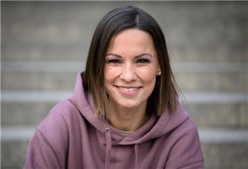 Christina Stürmer macht nicht nur gern Musik, sondern arbeitet auch gern im Garten.