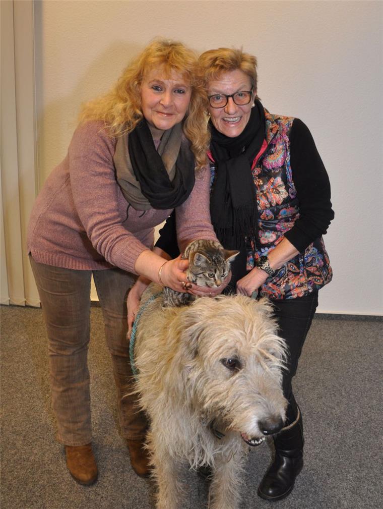 Christine Behrens (links) und Dr. Sabine Förster vom Tiergnadenhof "Rasselbande" in Sandbostel hoffen auf viele Spenden, die von der Arche-Noah-Stiftung verdoppelt werden.  