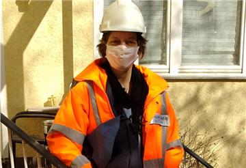 Christine Freytag arbeitet als Diakonin für die Seemannsmission. Besorgungen an der Gangway ab. Foto: Seemannsmission
