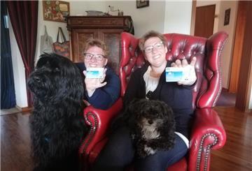 Christine (li.) und Katharina Middendorf mit den Familienhunden Geester (li.) und Kuba. Sie ärgern sich darüber, mit ihren Bankkarten kein Geld mehr abheben zu können.