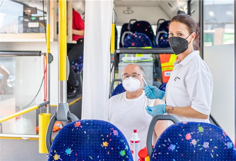 Impfbusse machen in Bremerhaven Station Christine Michna impft ehrenamtlich im Bus Interessierte mit dem Vakzine von Johnson & Johnson.