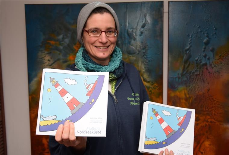 Christine Pape präsentiert das Nordseeküsten-Malbuch, von dem sie hofft, dass es ein großer Erfolg wird.