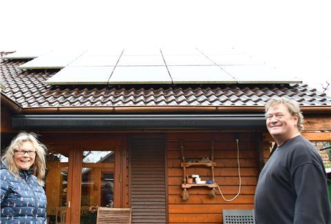 Christine und Frank Weidinger vor der eigenen Solaranlage.