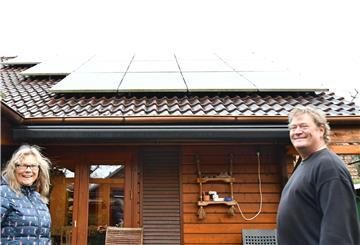 Christine und Frank Weidinger vor der eigenen Solaranlage.